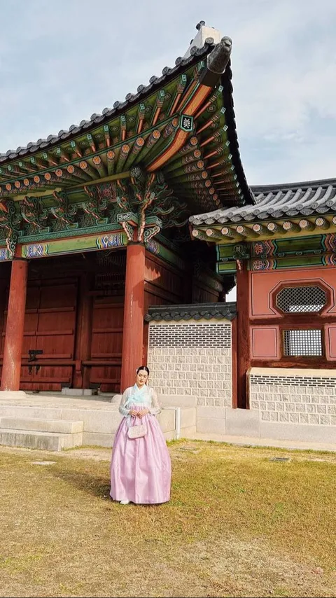 Potretr Raisa Mengenakan Hanbok di Korea, Dipanggil "Unnie," dan Disebut Sebagai Kembaran Sahabatnya