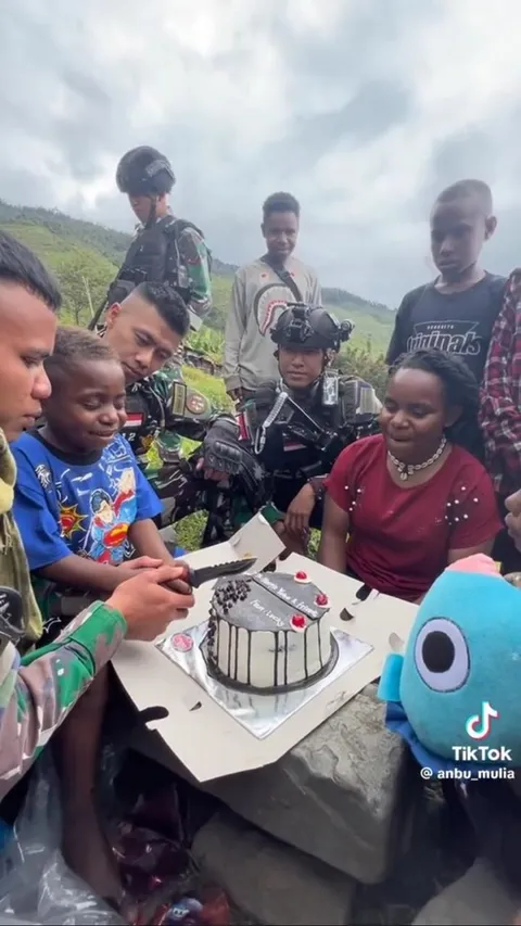 Viral Momen Bocah Papua Rayakan Ulang Tahun Bareng Prajurit TNI, Dapat Bayak Hadiah