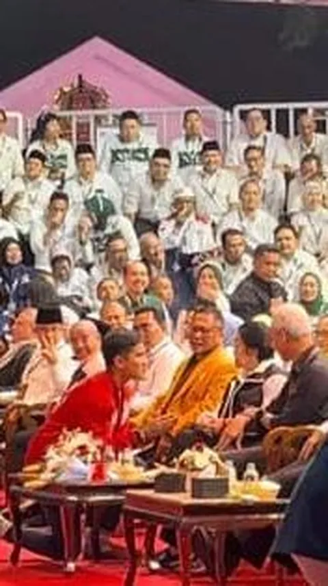 Kaesang Sungkem Cium Tangan Megawati, Gibran Membungkuk Beri Hormat