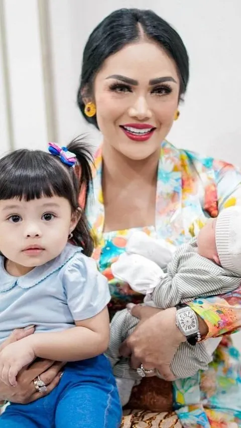 Digendong Gemmi KD dan Genda Ashanty, 7 Potret Baby Azura Anak Kedua Aurel dan Atta Halilintar yang Wajahnya Akhirnya Terungkap