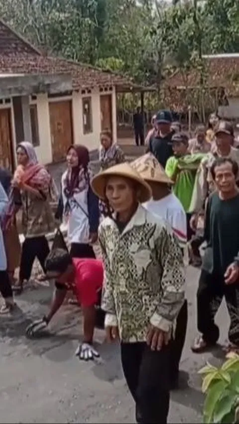 Saking Bahagia Jalan Kampungnya Diaspal, Warga di Gunungkidul Tunaikan Nazar Merangkak 1 Kilometer