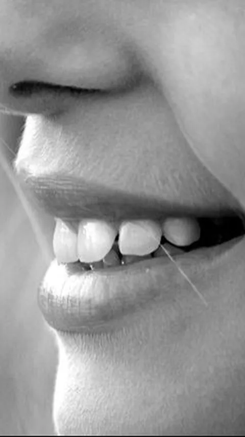 Cara Mengurangi Penumpukan Karang Gigi, Rutin Menyikat hingga Berhenti Merokok