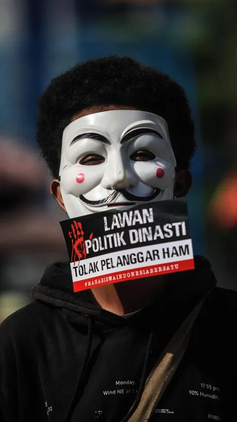FOTO: Mahasiswa di Surabaya Gelar Aksi Selamatkan Demokrasi dari Politik Dinasti