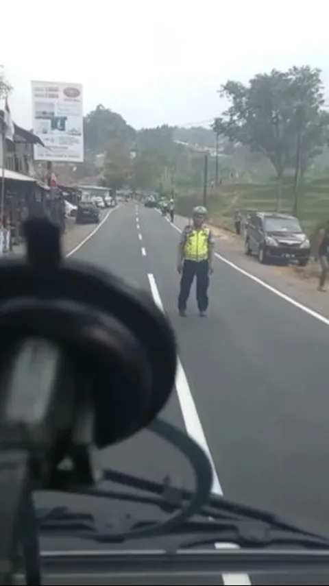 Sopir ini Buktikan Keajaiban Doa saat Berkendara, Lolos dari Tilang Polisi di Jalan