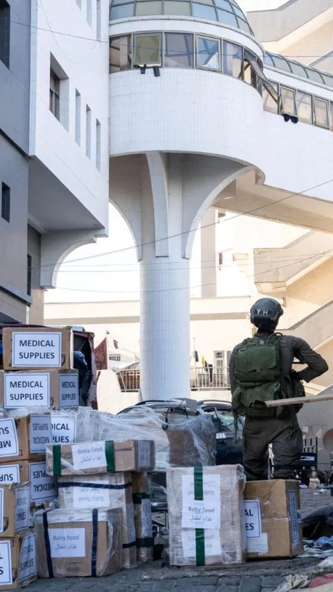 Dokter RS Al-Shifa Sebut Pasukan Israel Sita Botol Minum Lalu Mengganti Labelnya dengan Tulisan Ini