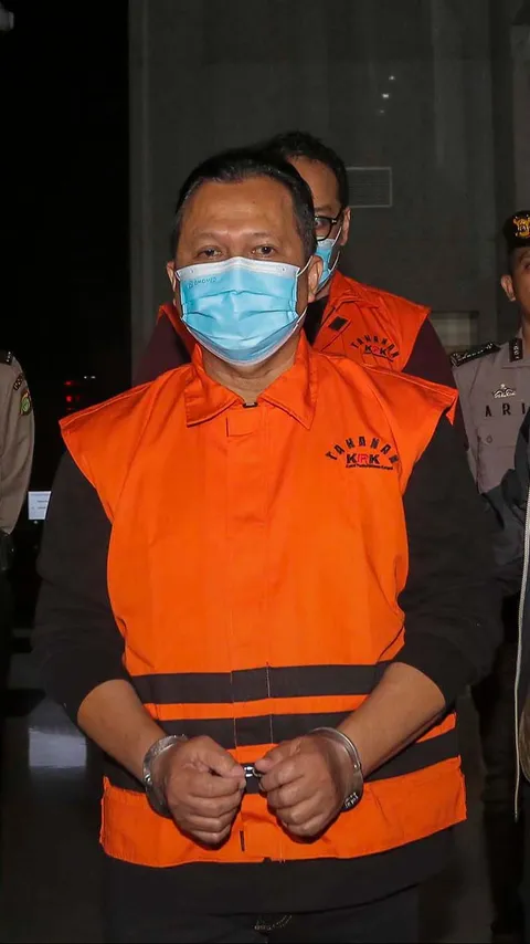 FOTO: Ekspresi Kajari Bondowoso Dkk Saat Ditahan KPK: Tangan Diborgol, Wajah Ditutup Masker