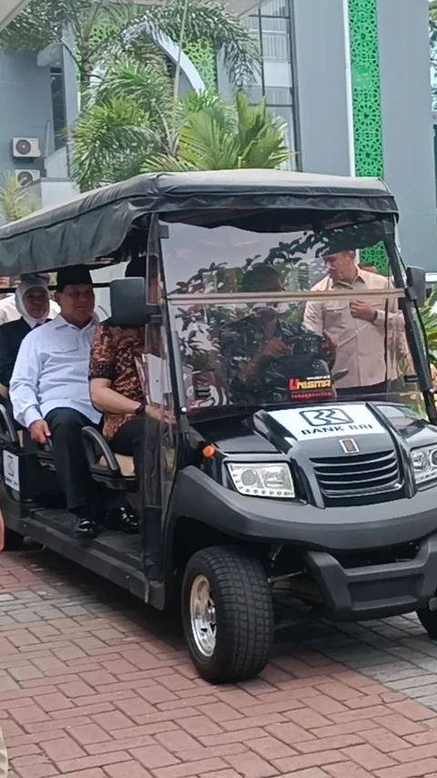 Digadang Gabung TKN, Momen Khofifah Naik Mobil Golf Bersama Prabowo di Malang