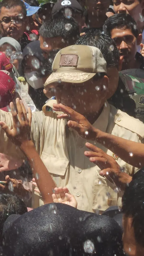 Momen Bahagia Prabowo bersama Warga Pamabulan Bayah Main Air Bersih