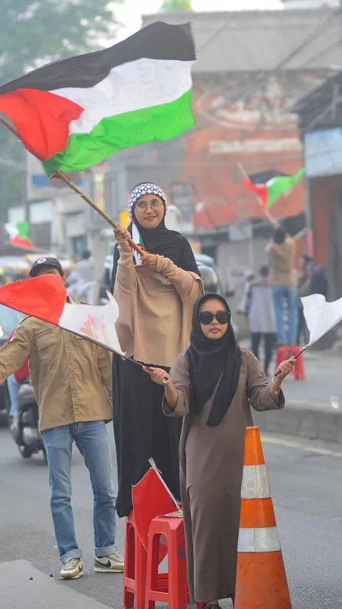 FOTO: Demi Galang Dana untuk Palestina, Para Santri Ini Sampai Rela Panas-Panasan di Jalan Raya Parung-Bogor hingga Dapat Rp10 Juta per Hari