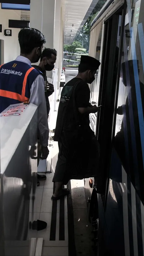 Ini Rasanya Keliling Jakarta Naik Bus Atap Terbuka, Gratis Pula!