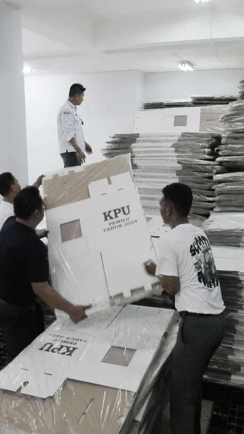FOTO: Ribuan Logistik Kotak Suara KPU di Kota Administrasi Jakarta Pusat Siap Didistribusikan ke TPS