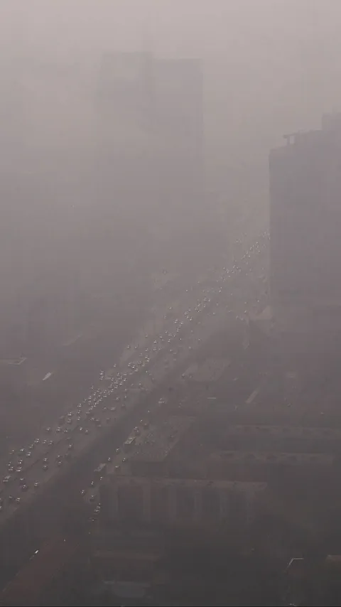 FOTO: Penampakan Beijing Tercekik Polusi Udara Tebal, Warga Kembali Pakai Masker
