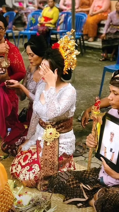 Viral Wanita di Bali Menikah Tanpa Kehadiran Suami, Diganti Keris dan Foto