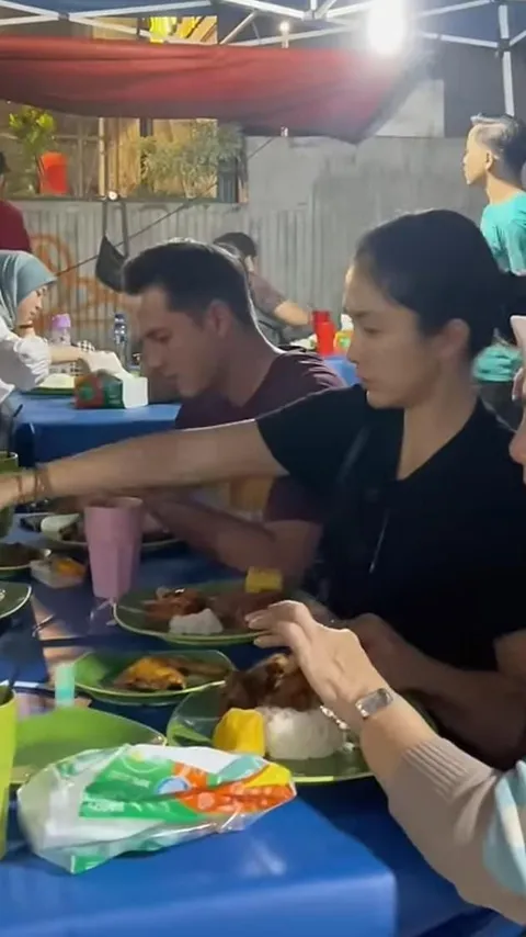 Ussy Sulistiawaty Ajak Mertua Makan di Pecel Ayam Pinggir Jalan, Bikin Salfok Ayah Andika Cuci Tangan Pakai Air Hujan