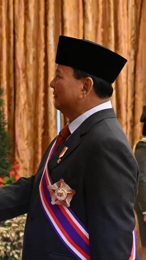 Menhan Prabowo Terima Penghargaan Militer Tertinggi dari Presiden Singapura