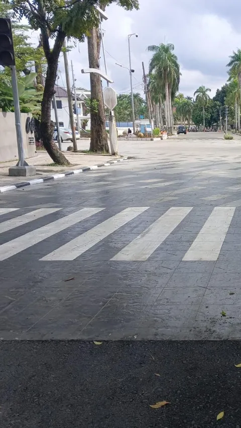 Ini Penampakan Ruas Jalan Licin di Medan yang Bikin Pengendara Tergelincir