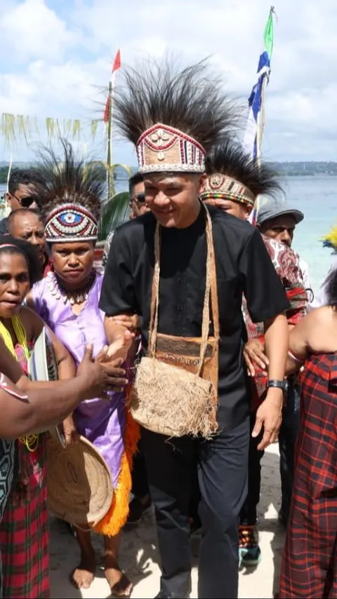 Momen Ganjar Blusukan ke Tempat Bersejarah di Pulau Mansinam Papua, Sempat Minum Air dari Sumur Tua