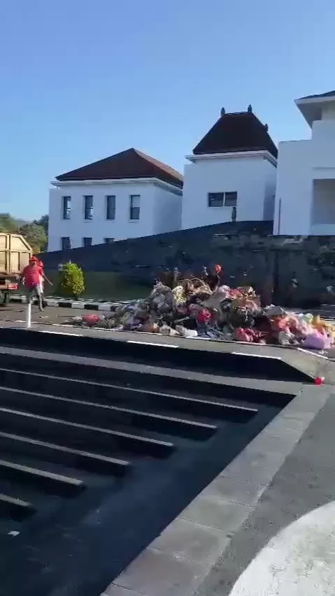 VIDEO: Aksi Pekerja Kebersihan Buang Sampah di Kantor Bupati Seram Barat, Buntut 3 Bulan Tak Dibayar