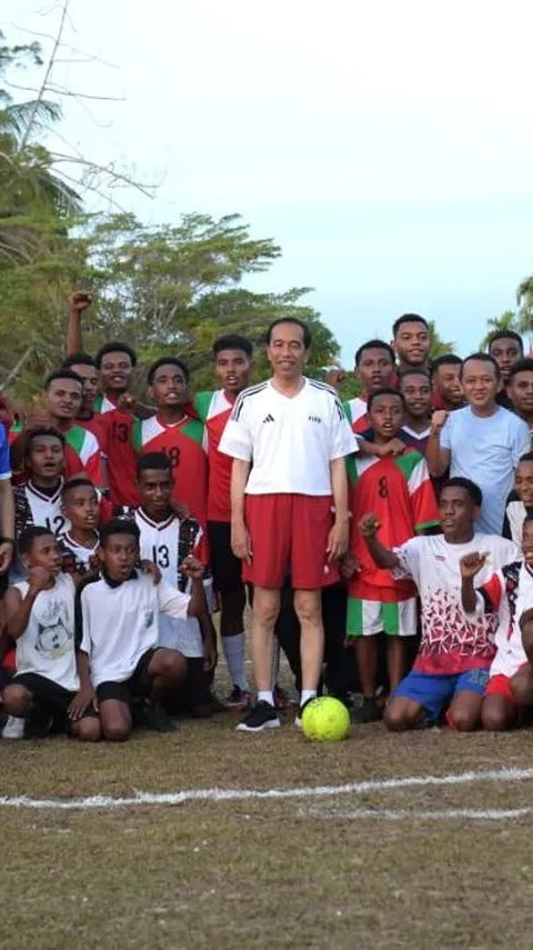 Momen Seru Jokowi Main Bola Bareng Anak-Anak Papua di Lapangan Sorido, Cetak Satu Gol Lalu Kebobolan