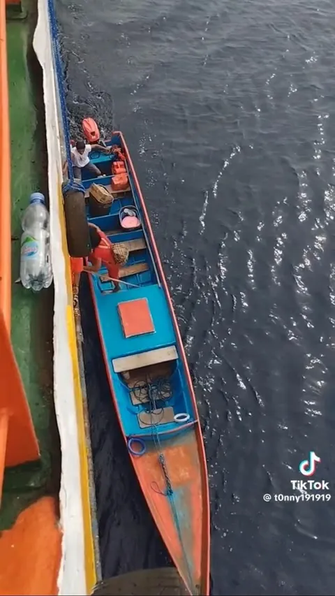 Tak Ada Kata Terlambat, Ini Momen Emak-emak Kejar Kapal Ferry yang Sudah Berlayar