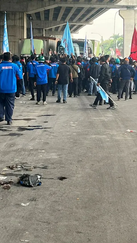 Demo Buruh di Bekasi, Tol Jakarta-Cikampek Sempat Ditutup Polisi