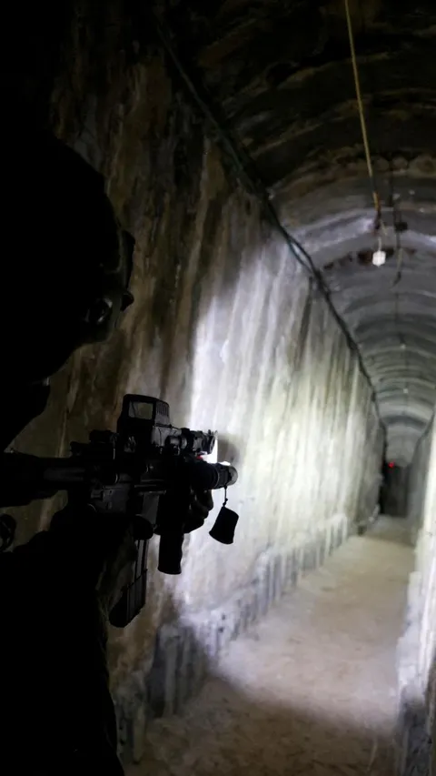 FOTO: Melihat Pasukan Zionis Israel Masuk ke Dalam Terowongan Bawah Tanah yang Ditemukan di RS Al Shifa Gaza