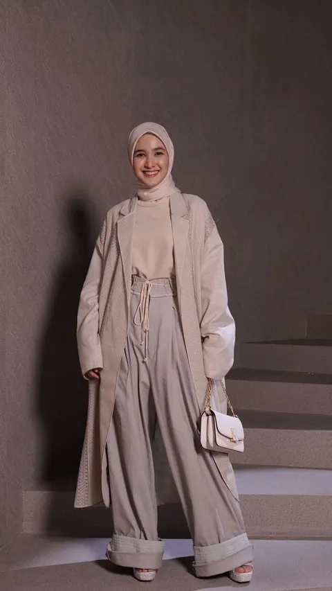 Soft Look Cut Syifa Berbalut Outfit Warna Taupe From Head To Toe