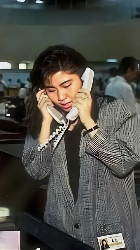 Teknologi Belum Secanggih Sekarang, Pegawai Tahun 1990 Ini sampai Harus Angkat 2 Telepon dan Pakai Teropong di Kantor