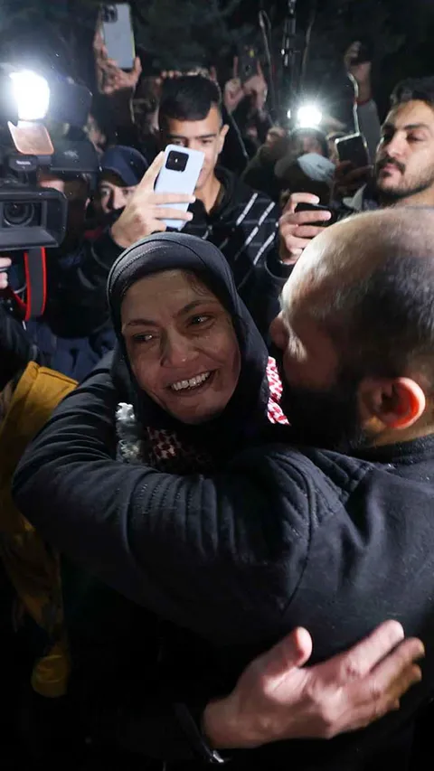 FOTO: Momen Haru Perempuan Palestina yang Ditahan Israel Kembali ke Pelukan Keluarga