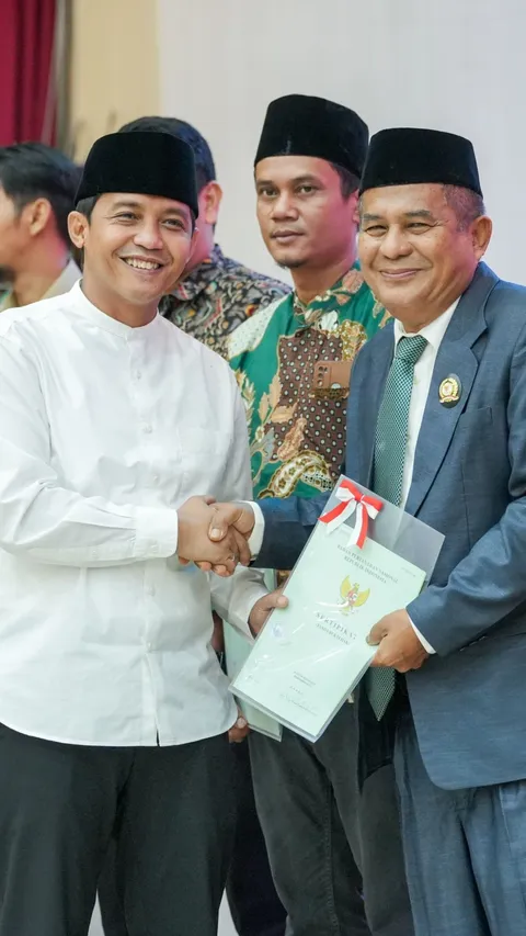 Wamen ATR Raja Juli Bagikan 14 Sertifikat Tanah Wakaf Muhammadiyah di Pekanbaru
