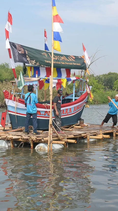 FOTO: Sedekah Bumi Nadran, Tradisi Nelayan Muara Angke untuk Mensyukuri Kelimpahan Hasil Laut