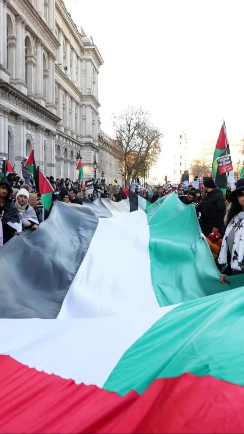 FOTO: Bentangkan Bendera Raksasa Palestina, Massa Demonstran di London Protes Tuntut Gencatan Senjata Abadi di Gaza