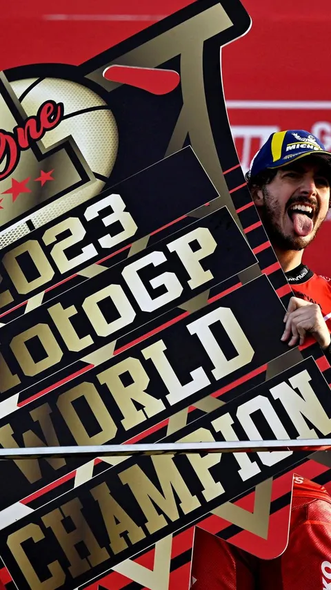 FOTO: Gaya Selebrasi Pecco Bagnaia Kembali Jadi Juara Dunia MotoGP 2023, Pecahkan Tiga Rekor!