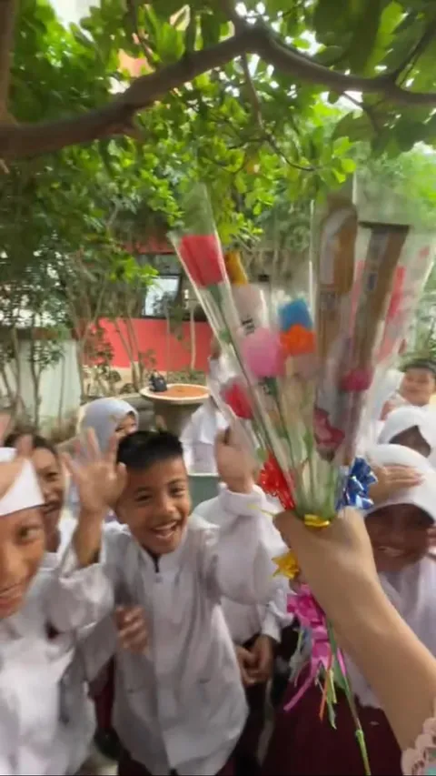 Aksi Siswa SD Beri Kejutan untuk Gurunya di Momen Hari Guru Ini Viral, Bikin Gemas Warganet