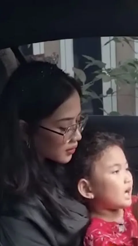 Potret Keakraban Nyi Hyang dengan Ibu Baru 