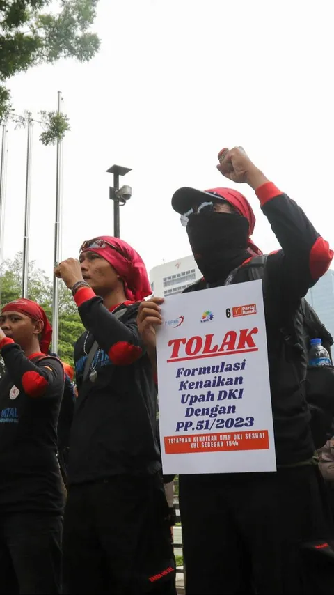 FOTO: Aksi Massa Buruh Geruduk Balai Kota Jakarta Tuntut Kenaikan UMP 15 Persen