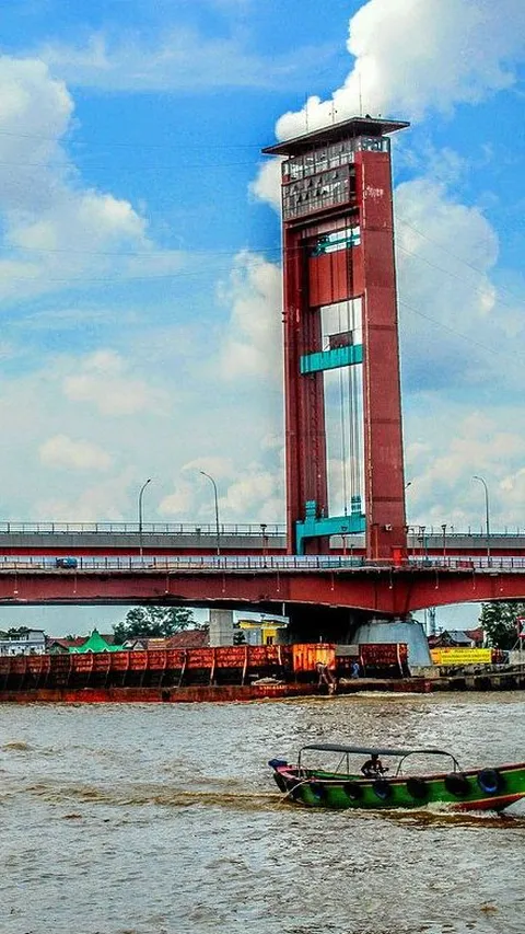 Sopir Bus Dirampok saat Bawa Wisatawan Swafoto di Jembatan Ampera, Uang Rp1,5 Juta Raib