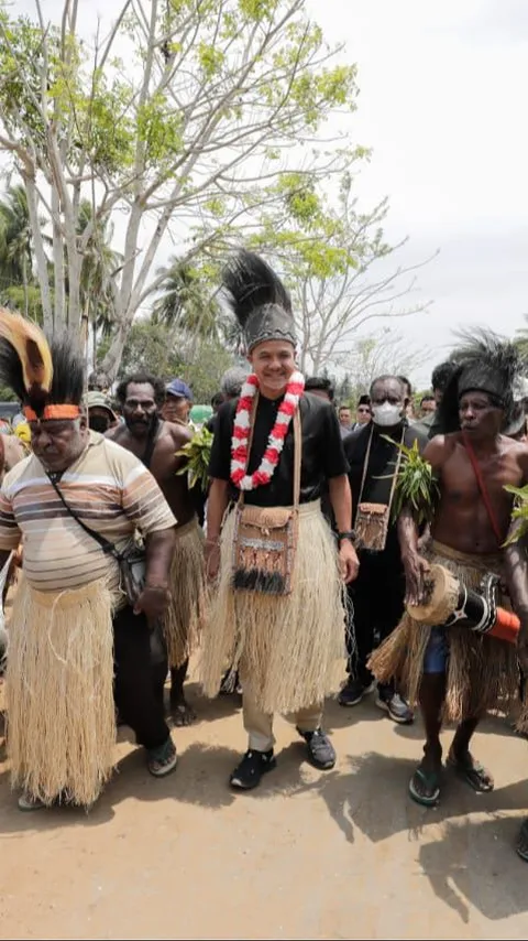 FOTO: Momen Ganjar Kampanye di Merauke, Disambut Hangat hingga Diberi Noken dan Mahkota Papua