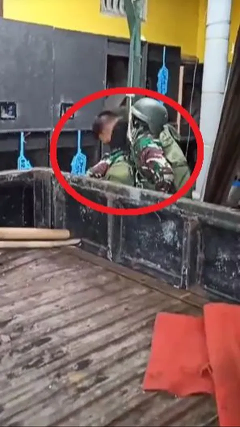 VIDEO: Penerjun Payung TNI Nyasar Malah Mendarat di Rumah Warga Blitar