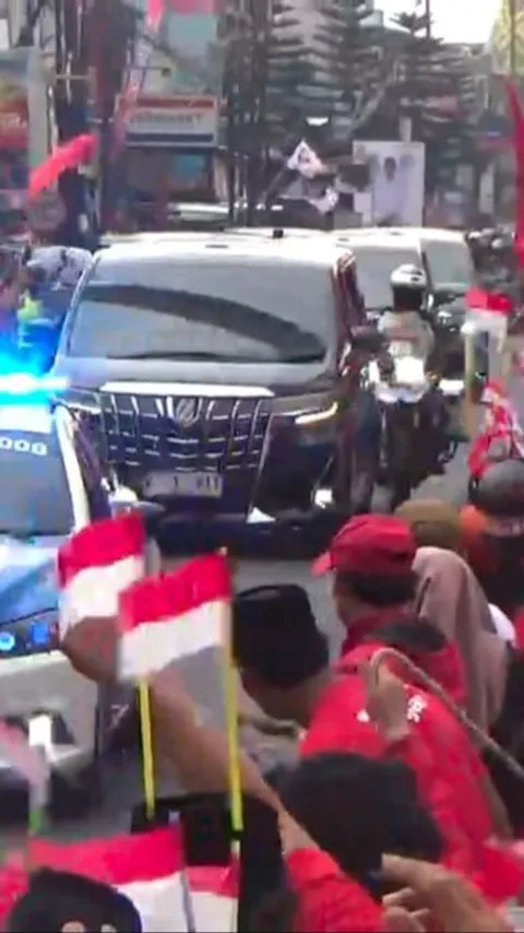Bak Rombongan Presiden, Iring-Iringan Megawati dan Ganjar ke Makam Bung Karno Disambut Antusias Warga