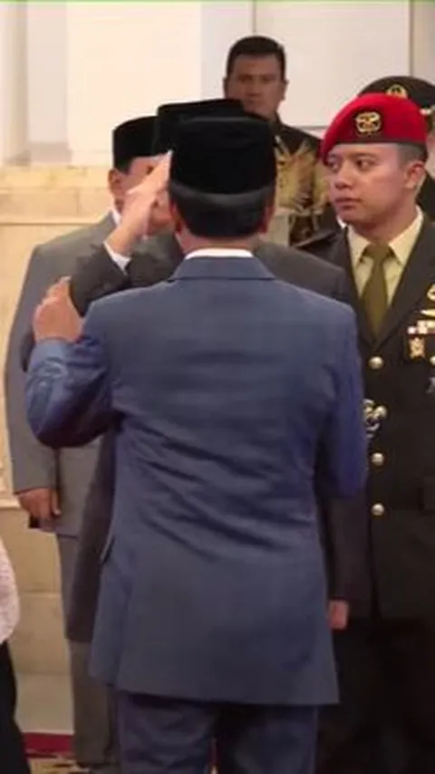 Jokowi Sampai Turunkan Tangan Luhut saat Beri Hormat di Istana, Begini Momennya
