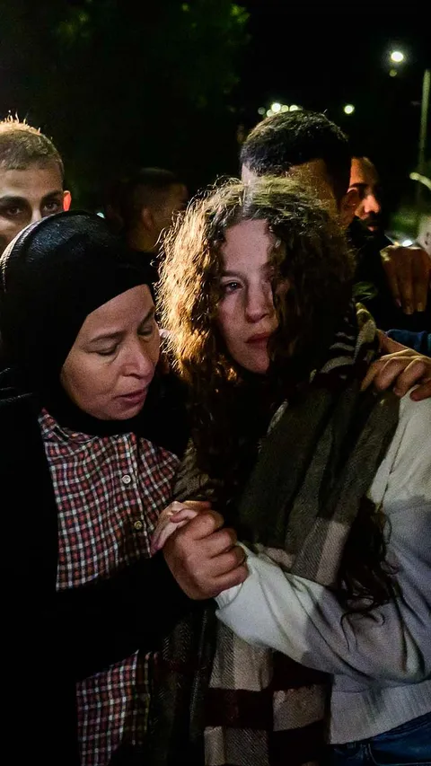 FOTO: Aktivis Wanita Palestina Ahed Tamimi Dibebaskan dari Penjara Israel