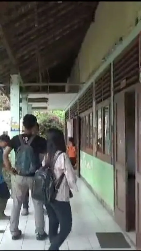 Gedung SD di Jember Jadi Sarang Ular, Siswa Ketakutan hingga Dipindah ke Halaman