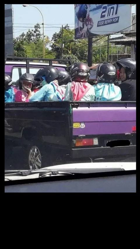 10 Potret Emak-emak saat Pergi Liburan, Cara Naik Kendaraannya Malah Serba Nekat