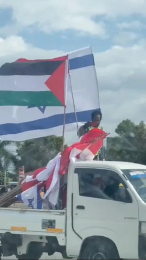 Viral Aksi Damai Warga Papua Kibarkan Bendera Palestina dan Israel, Netizen 