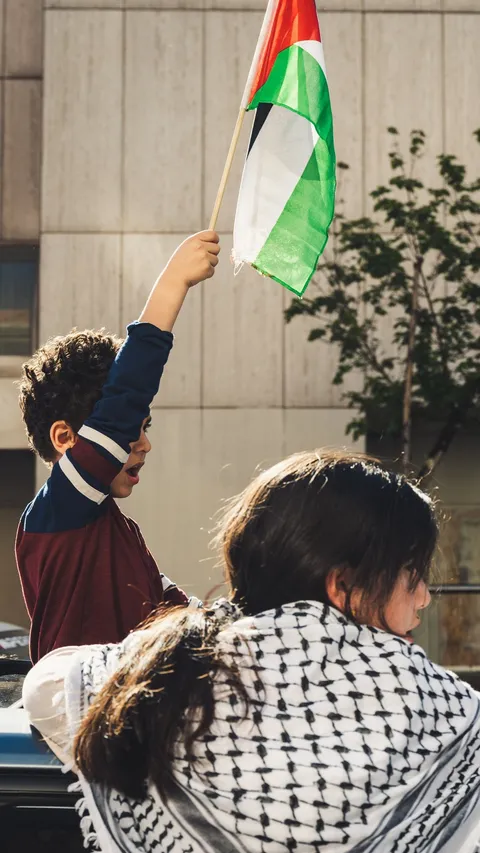 Viral Momen Aksi Bela Palestina Warga Jepang di Jalan, Netizen Salah Fokus dengan Kerapiannya