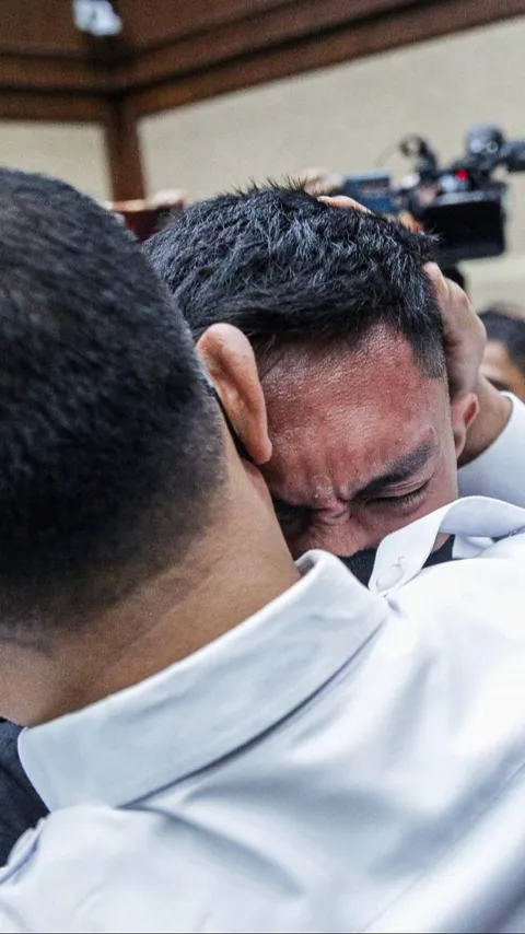 FOTO: Momen Mario Dandy Menangis Dipelukan Ayah Rafael Alun di Sidang Lanjutan Kasus Gratifikasi dan TPPU di Tipikor