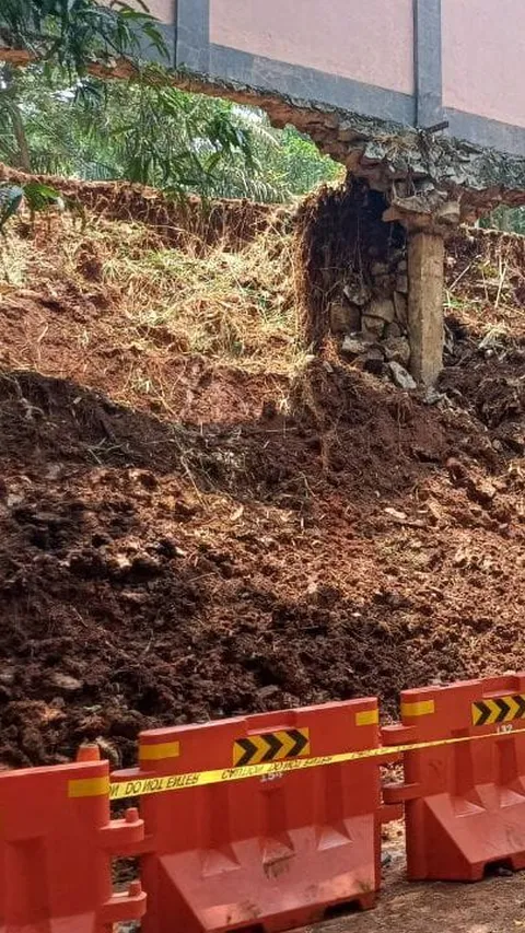 Turap Penahan Tebing di Taman Margasatwa Ragunan Jebol Akibat Curah Hujan Tinggi