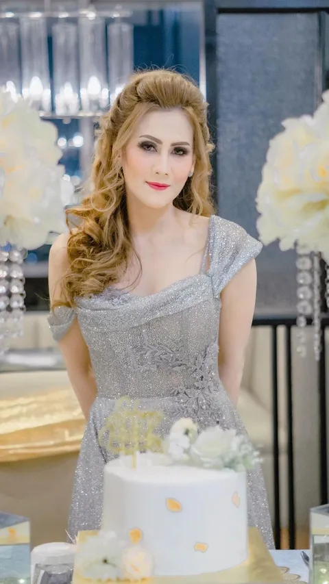 Deretan Potret Cantik Citra Kristinna, Ibu Laura Moane Rayakan Ulang Tahun Pakai Dress Abu-Abu Mewah