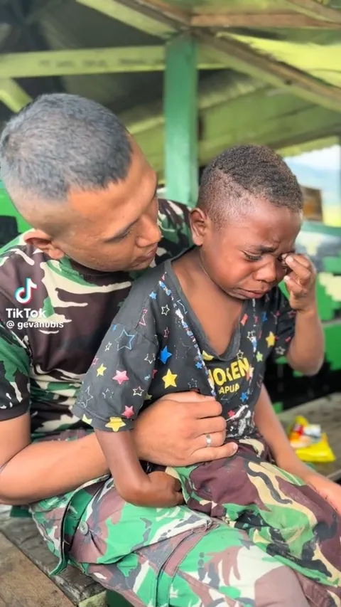 Viral Anak Papua Menangis saat Tahu Para TNI Akan Segera Pulang, Banjir Doa Warganet